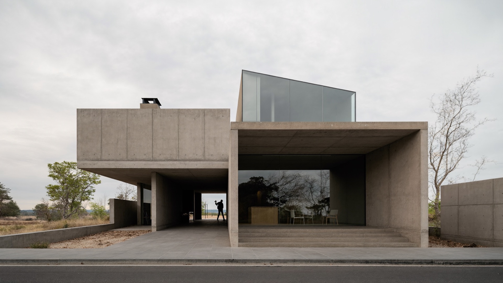 Haus B — Wohnhaus aus Sichtbeton mit aufgesetztem Glaskörper