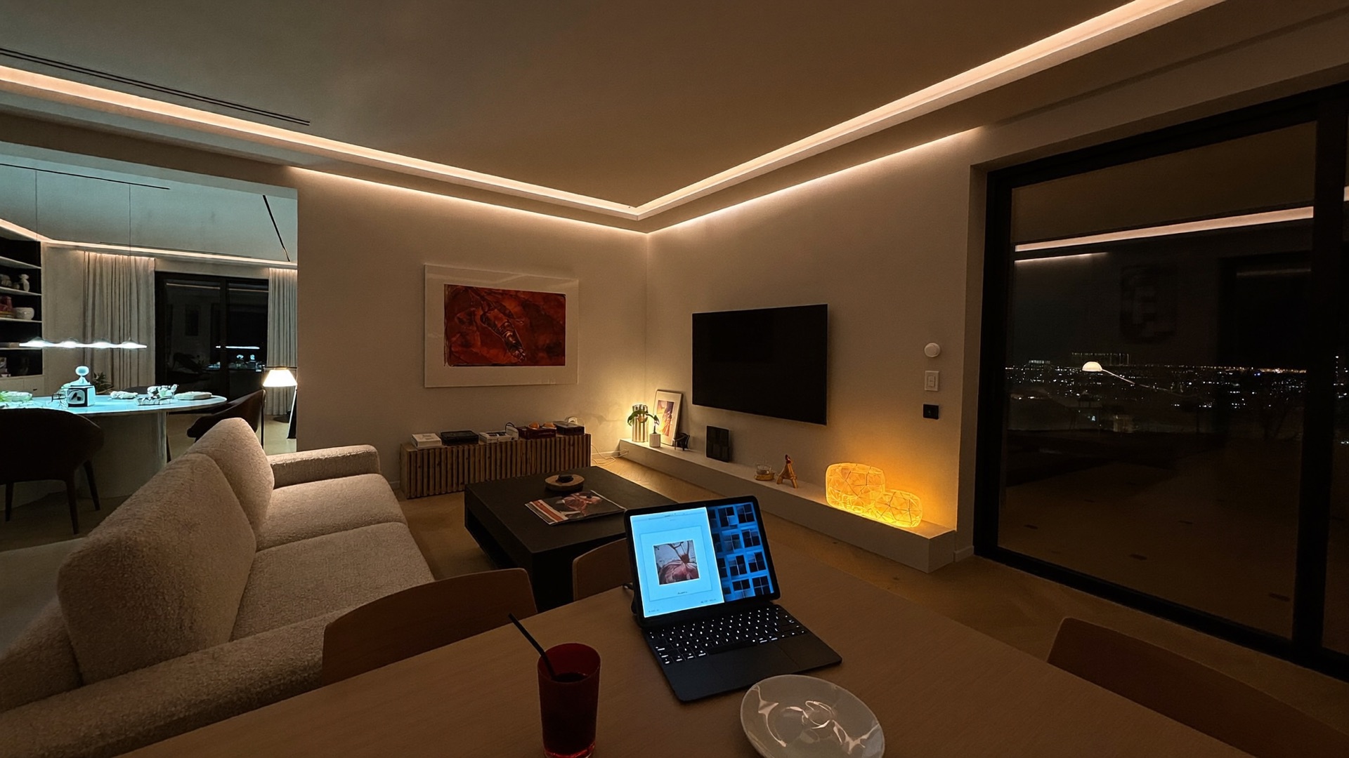 Wohnraum bei Nacht mit indirekten Lichtszenen einer KNX-Steuerung