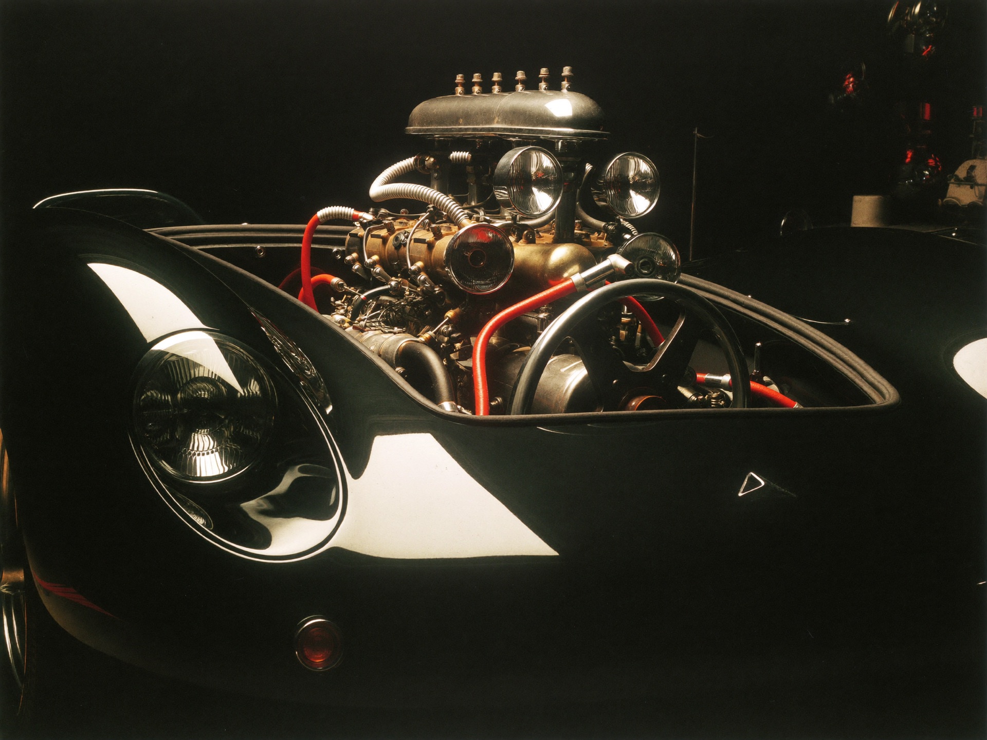 Offener Motorraum eines Klassikers mit Chrom-Ansauganlage