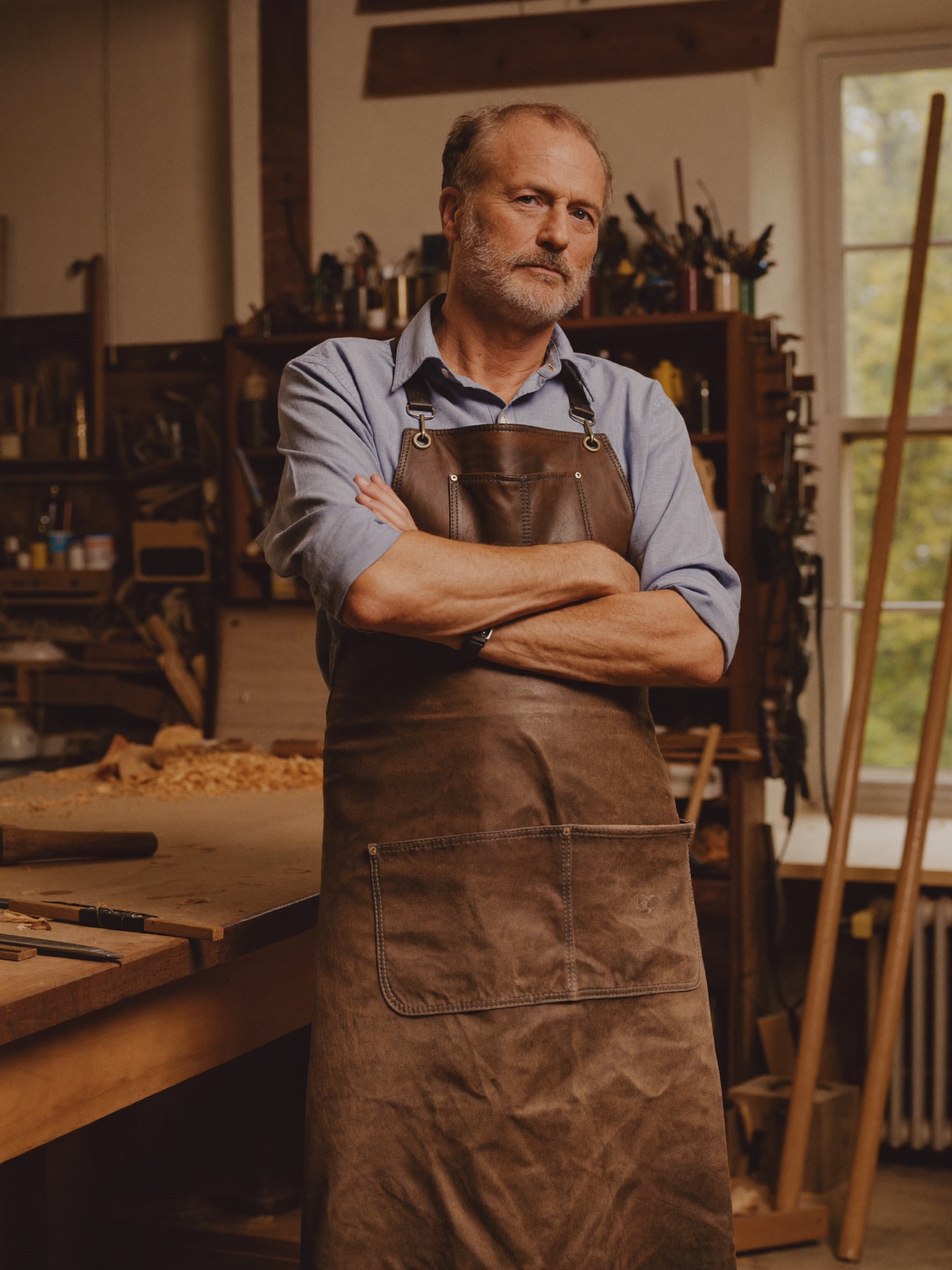 Tischlermeister Henrik Lindenholz in seiner Werkstatt