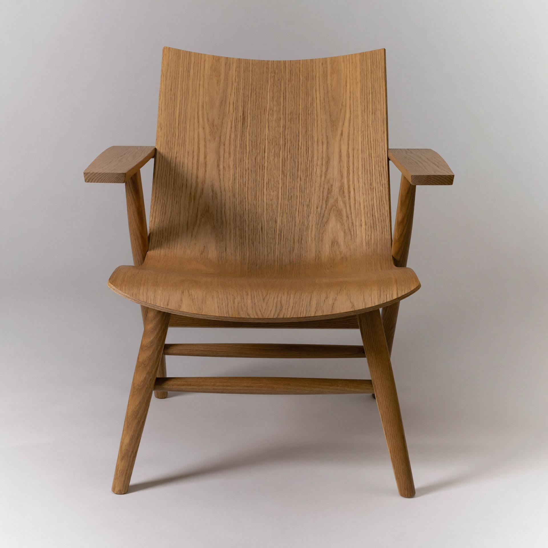 Eichen-Lounge-Stuhl der Tischlerei Lindenholz, Studioaufnahme